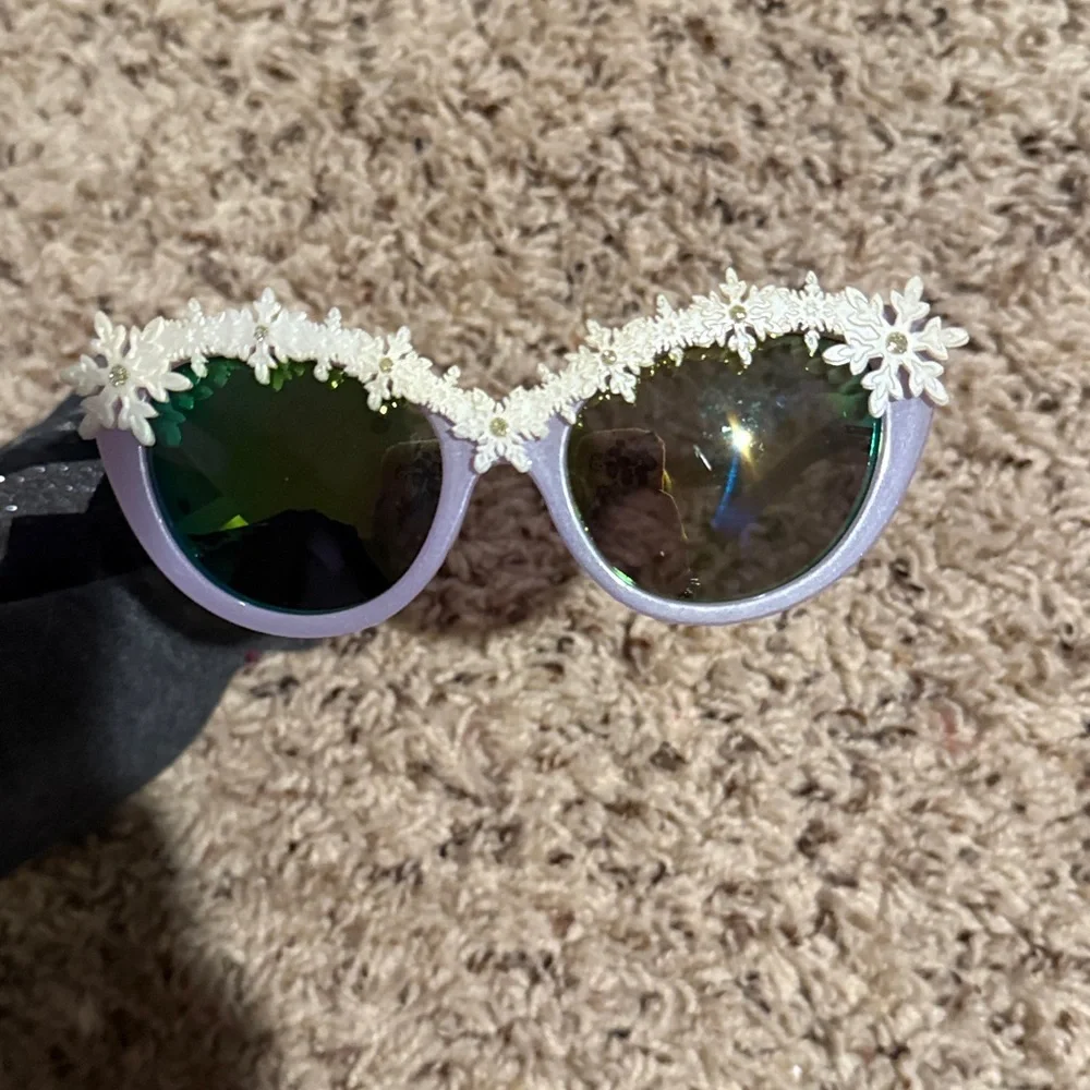 Girls Elsa hair accessories and snowflake rimmed sunglasses